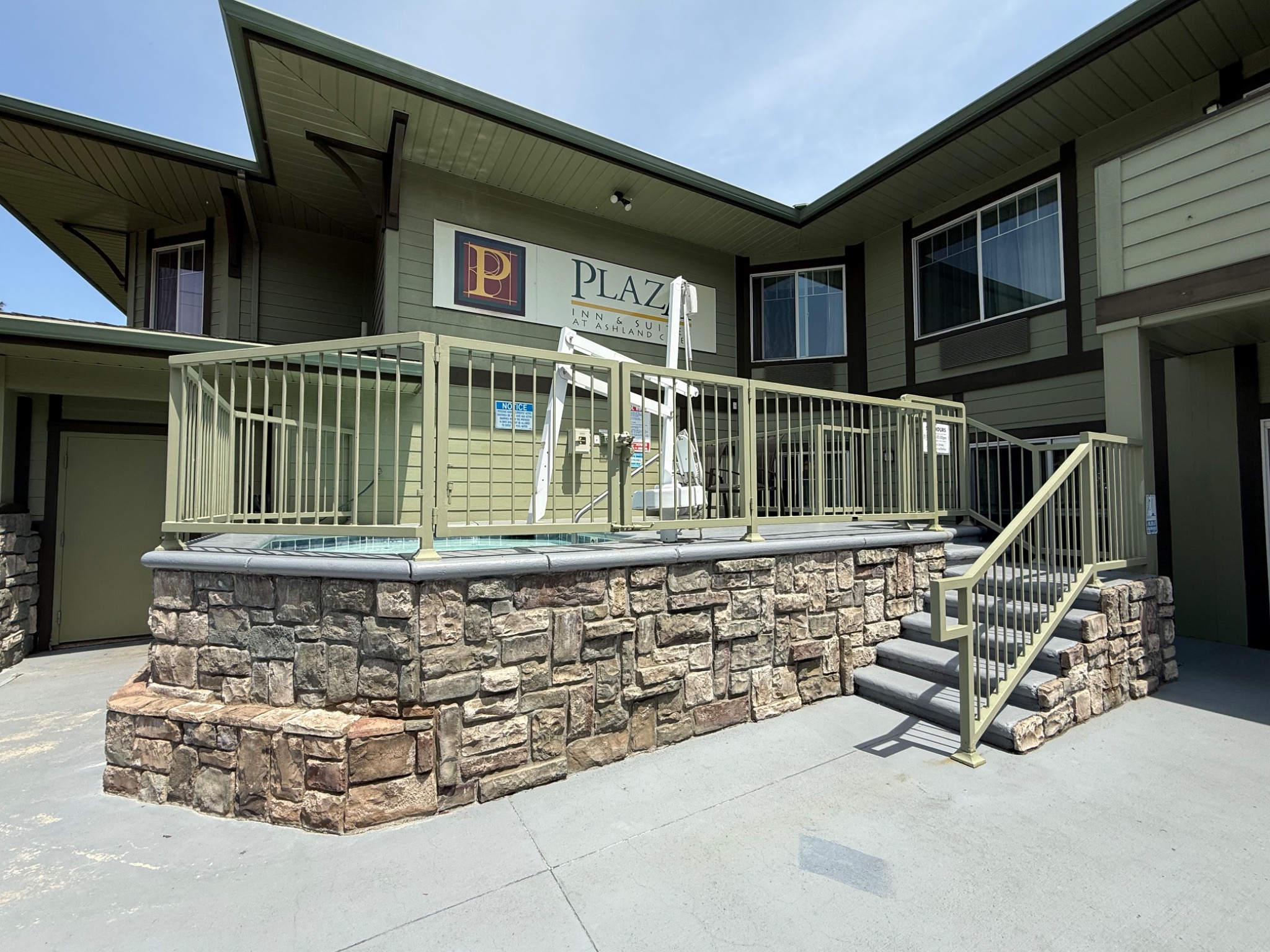 Plaza Inn & Suites at Ashland Creek